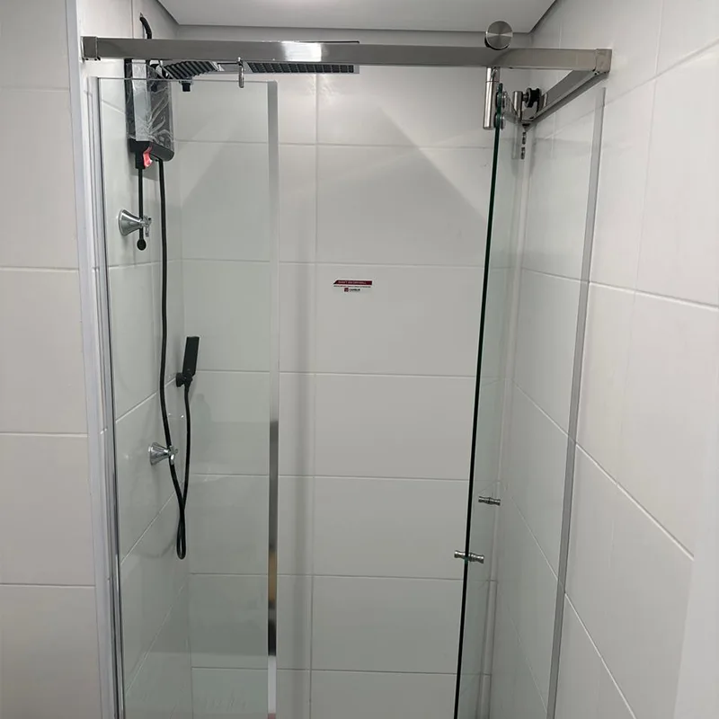 Box de vidro com ferragens e acabamento preciso