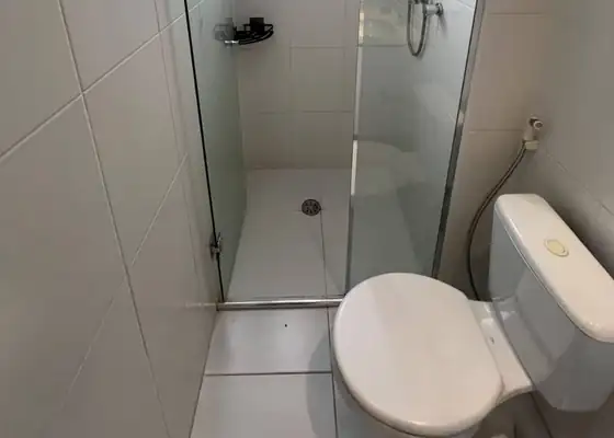 Box de abrir com vidro fixo e ferragens cromadas, com a porta aberta, em Indianópolis