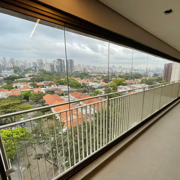 Envidraçamento de sacada com vista da cidade, em Moema, obra da PS do Vidro