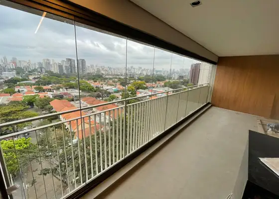 Envidraçamento de sacada com vista da cidade, em Moema