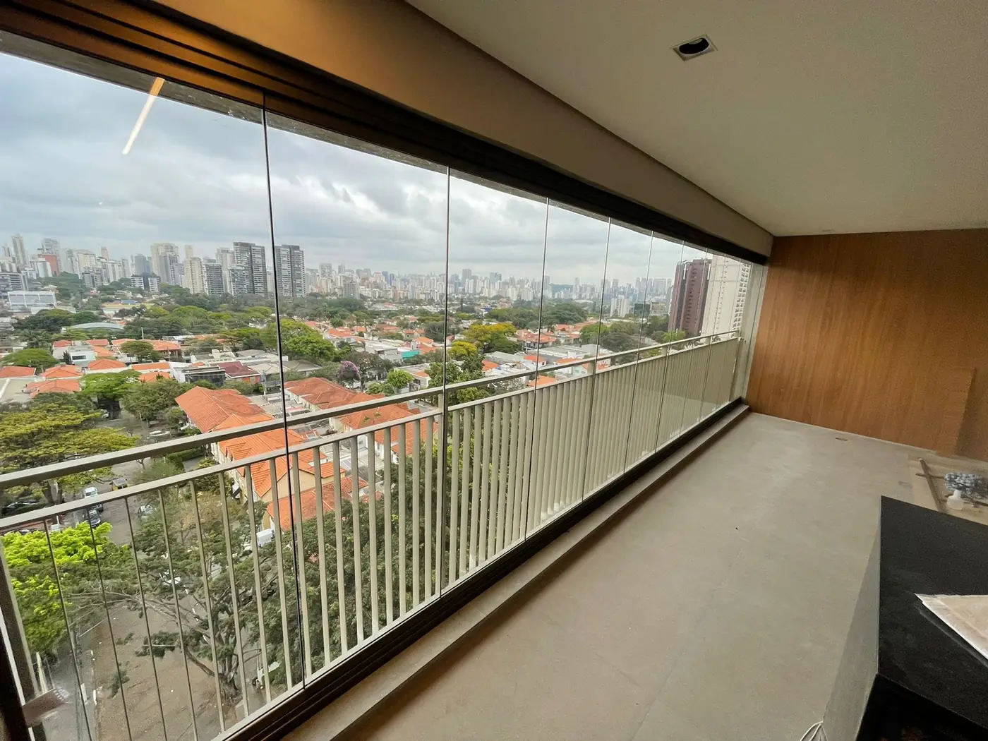 Envidraçamento de sacada com vista da cidade, em Moema