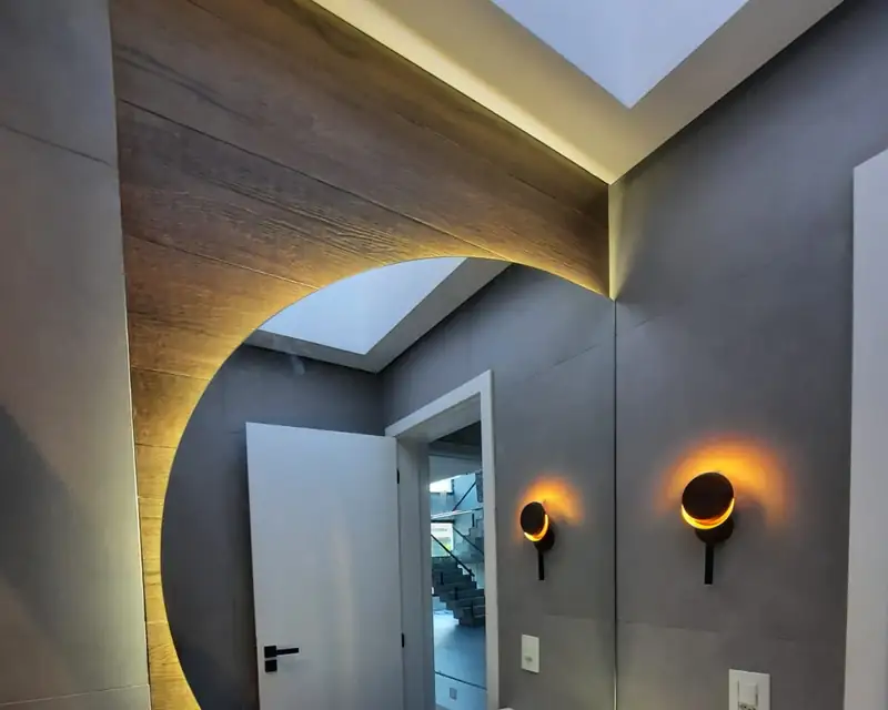 Espelho orgânico com LED em lavabo cinza com arandelas