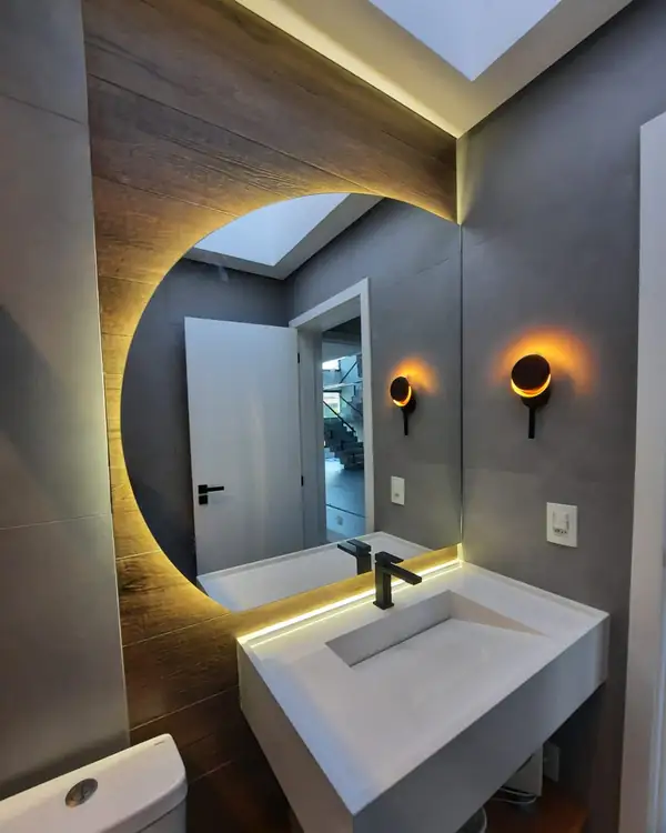 Espelho com LED em lavabo cinza com arandelas