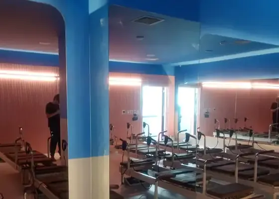 Parede de espelho em estúdio de pilates, obra da PS do Vidro