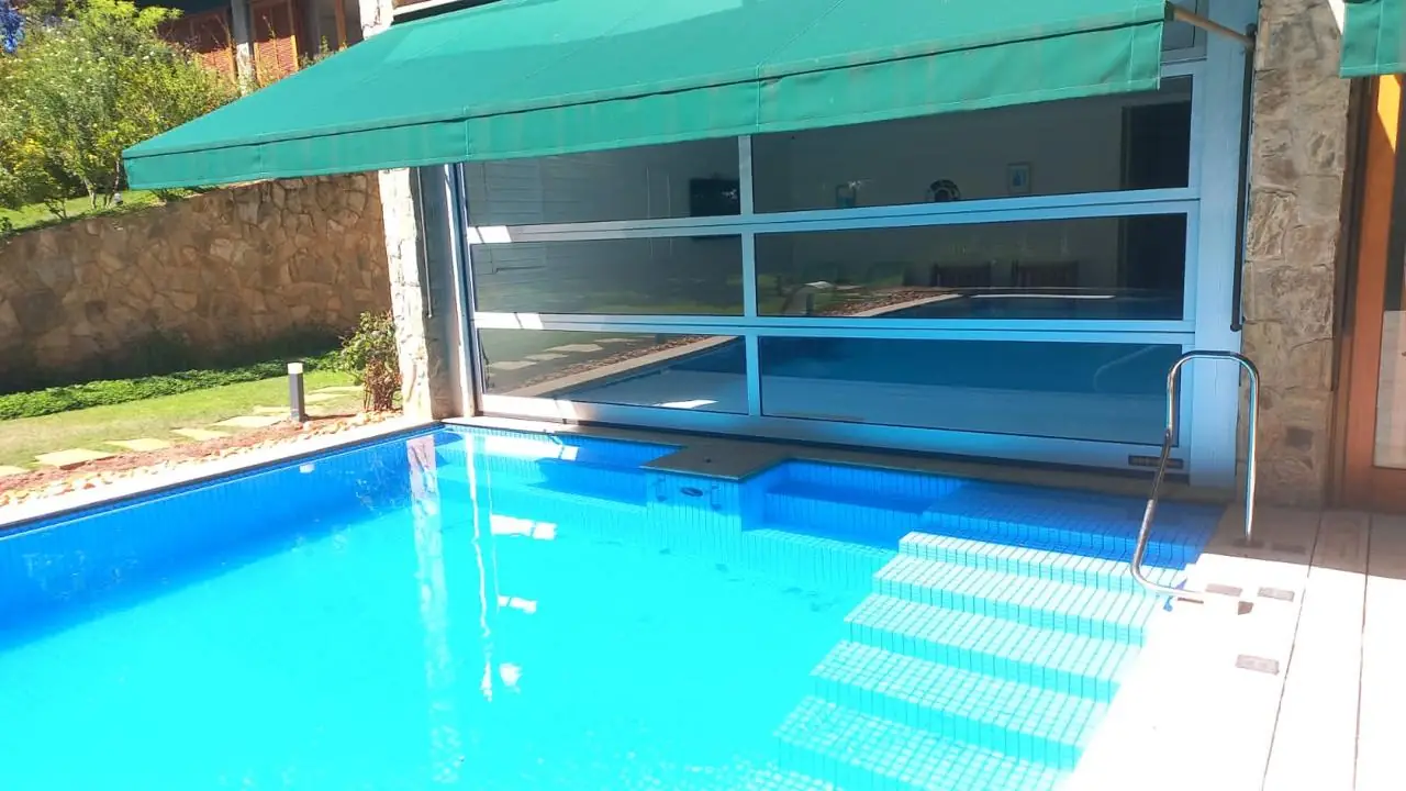 Esquadrias de vidro em área de piscina coberta