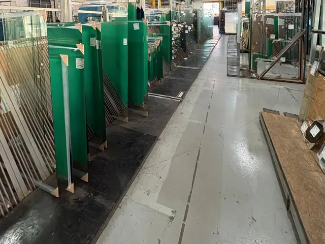 Chapas de vidro armazenadas em cavaletes na fábrica da PS do Vidro