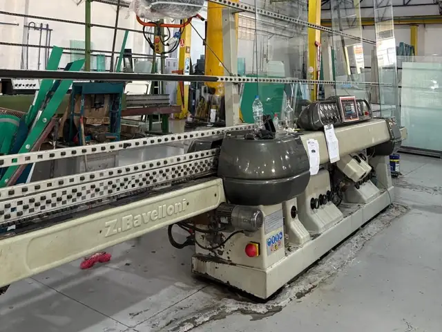 Máquina lapidadora de bordas de vidro na fábrica da PS do Vidro