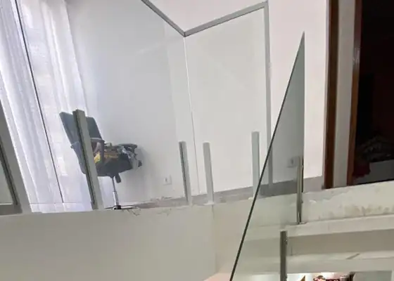 Guarda-corpo de vidro com torres de inox em escada