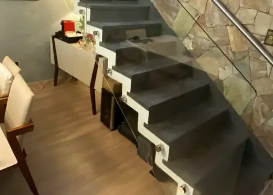 Guarda-corpo de vidro em escada residencial, obra da PS do Vidro