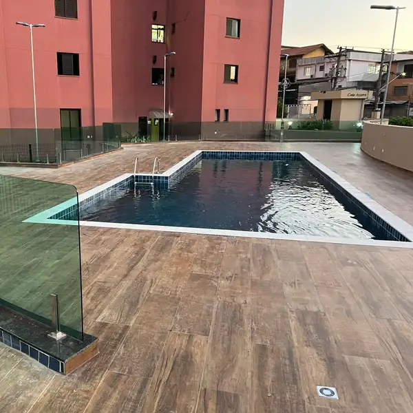 Guarda-corpo de vidro com torres de inox na área da piscina, obra da PS do Vidro
