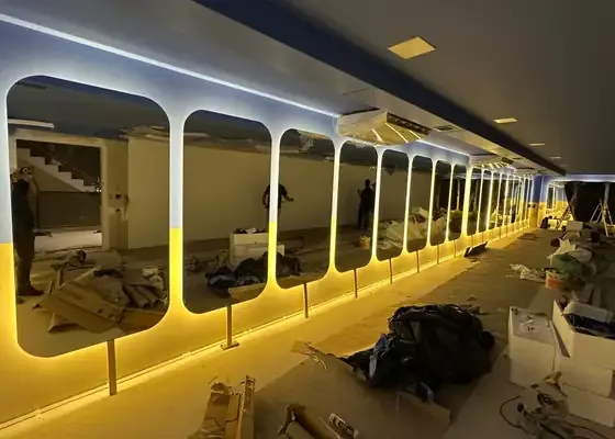 Instalação de parede de espelhos em academia, obra da PS do Vidro