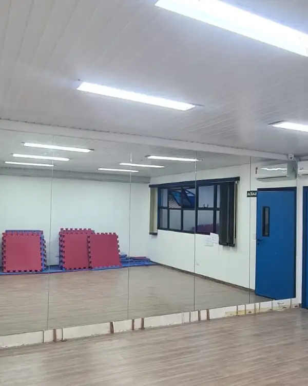 Parede de espelho em estúdio de dança e ginástica