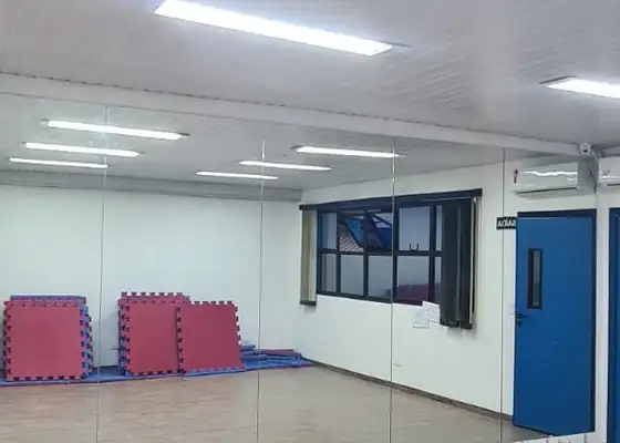 Parede de espelho em estúdio de dança e ginástica