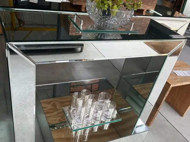 Aparador espelhado exposto no showroom da Vila Olímpia