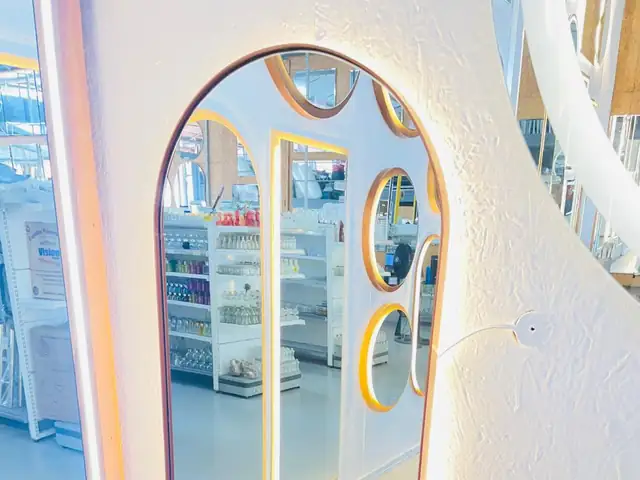 Espelho oval com LED exposto no showroom da Vila Olímpia