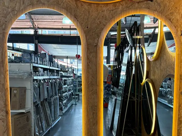 Espelhos com LED e moldura folheada em freijó expostos na loja da Vila Olímpia