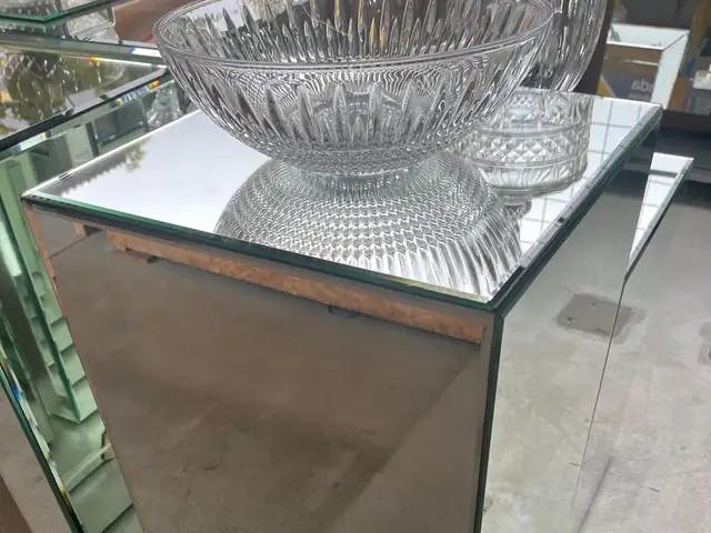 Pedestal espelhado com bowl de cristal exposto no showroom da Vila Olímpia