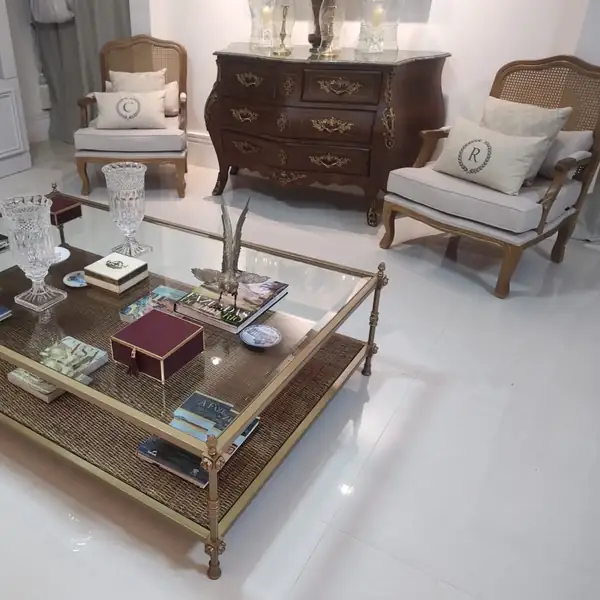 Tampo de vidro bisotado em mesa de centro, obra da PS do Vidro