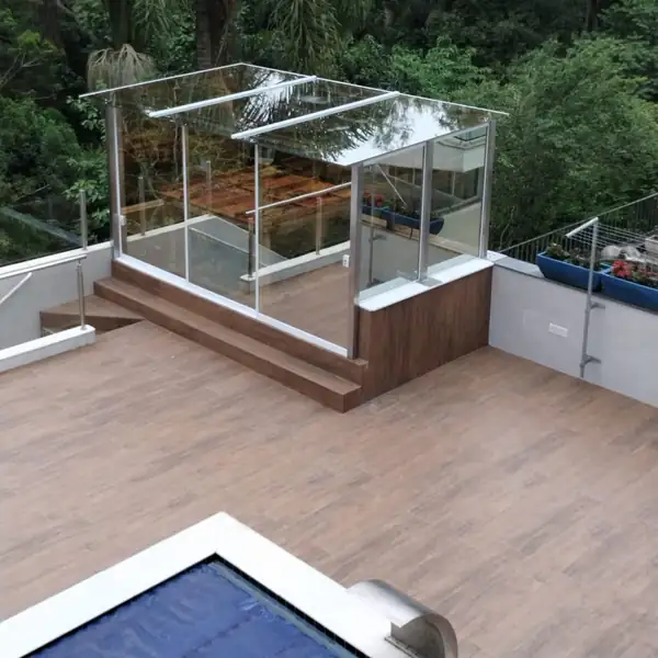 Cobertura e fechamento com vidro refletivo champanhe, obra da PS do Vidro