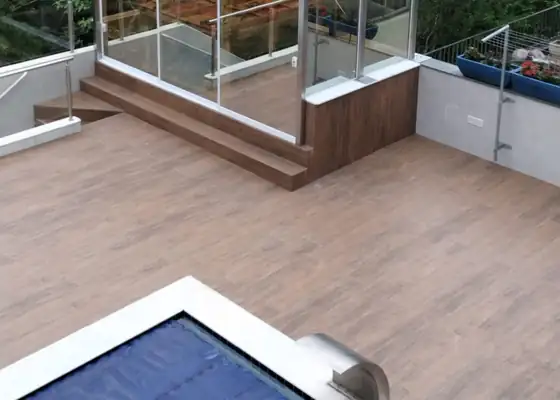 Cobertura e fechamento com vidro refletivo champanhe, obra da PS do Vidro