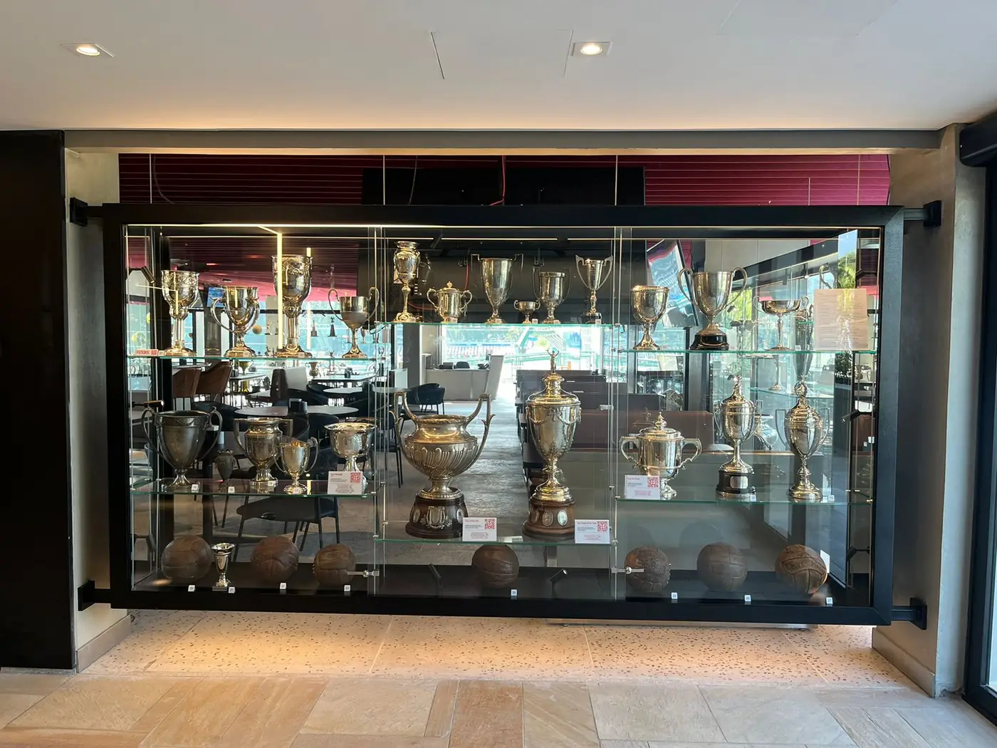 Vitrine de vidro iluminada para exposição de troféus