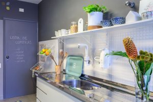 Decoração de cozinhas pequenas - ganchos e prateleiras