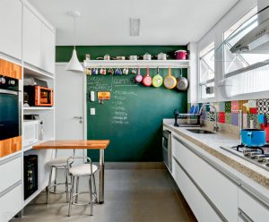 Decoração de cozinhas pequenas - Prateleiras e ganchos