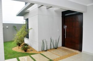 Fachada com porta de madeira