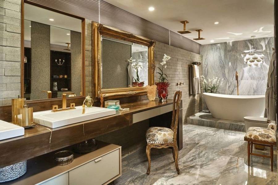 banheiro com espelho com moldura dourada - tipos de espelhos