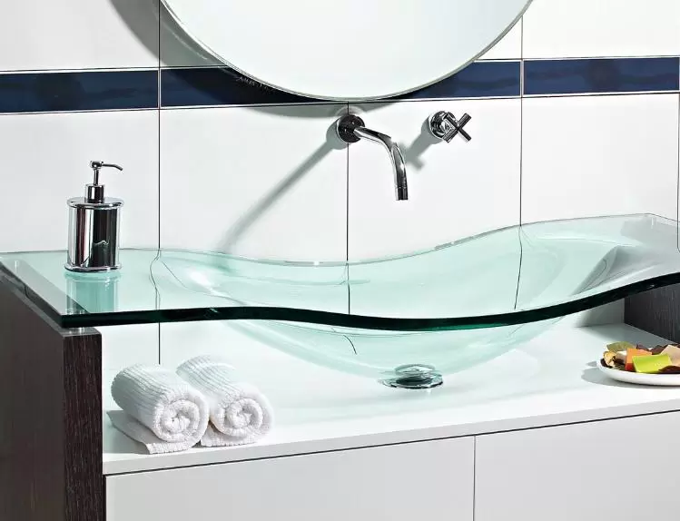 Como decorar o banheiro com moveis e objetos de vidro?