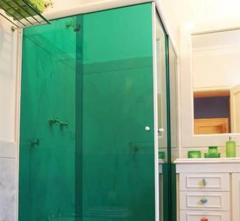 Box de vidro verde: como combinar e harmonizar seu banheiro?