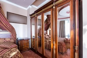 Móveis revestidos com espelho