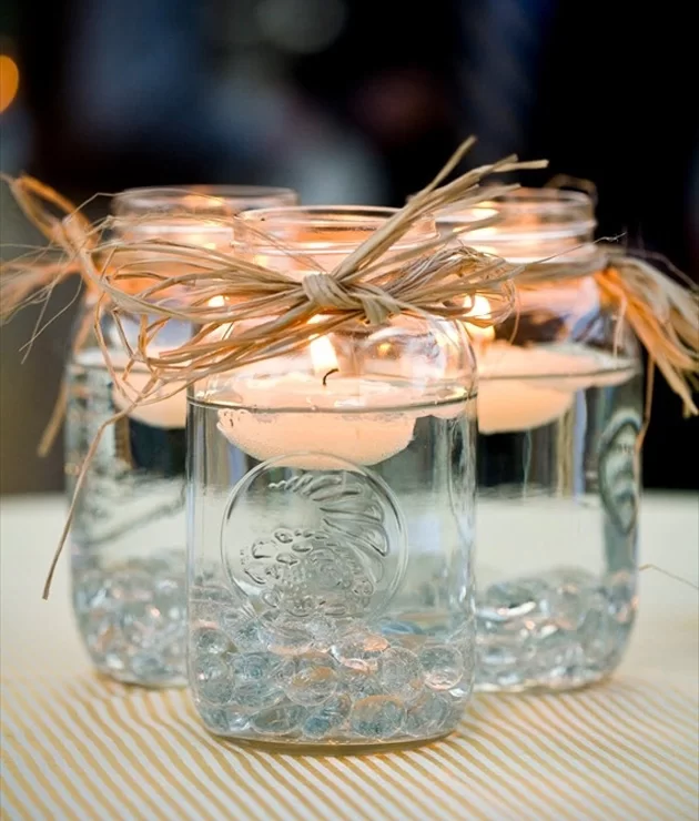 velas em garrafa de vidro