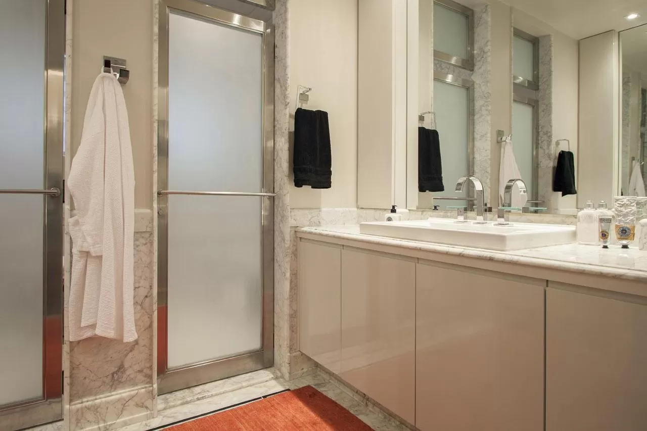 Banheiro com porta de alumínio