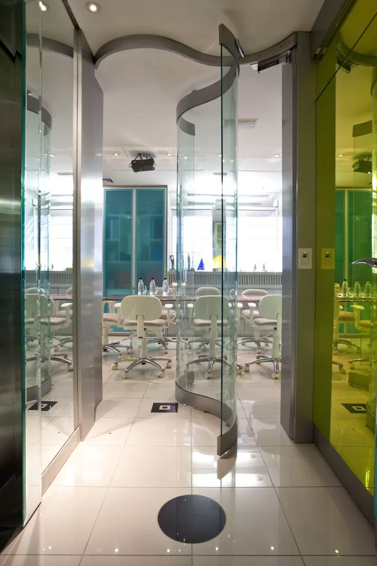 benefícios da porta de vidro escritorio