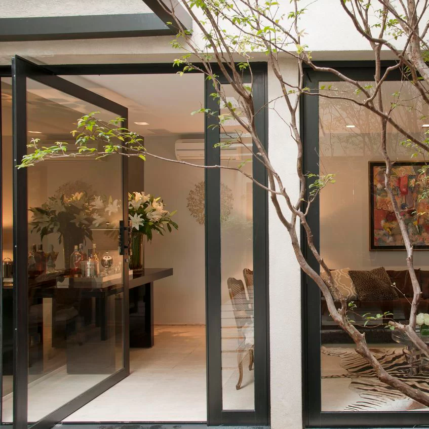 devidos cuidados com a porta de vidro