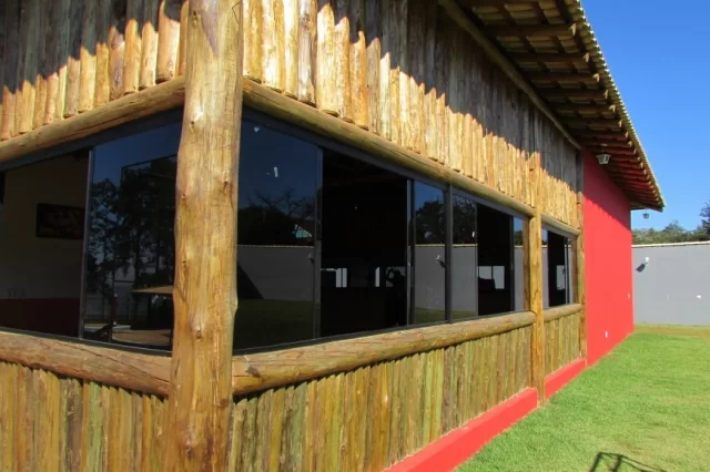 janela de vidro de correr preto