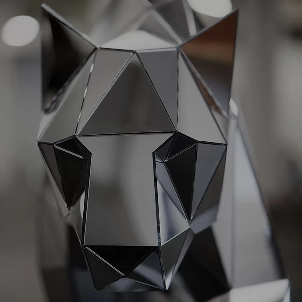 esculturas de animais usando espelhos