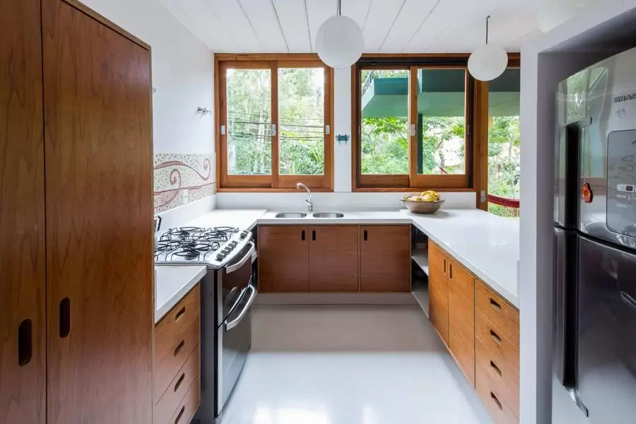 janela com acabamento de madeira