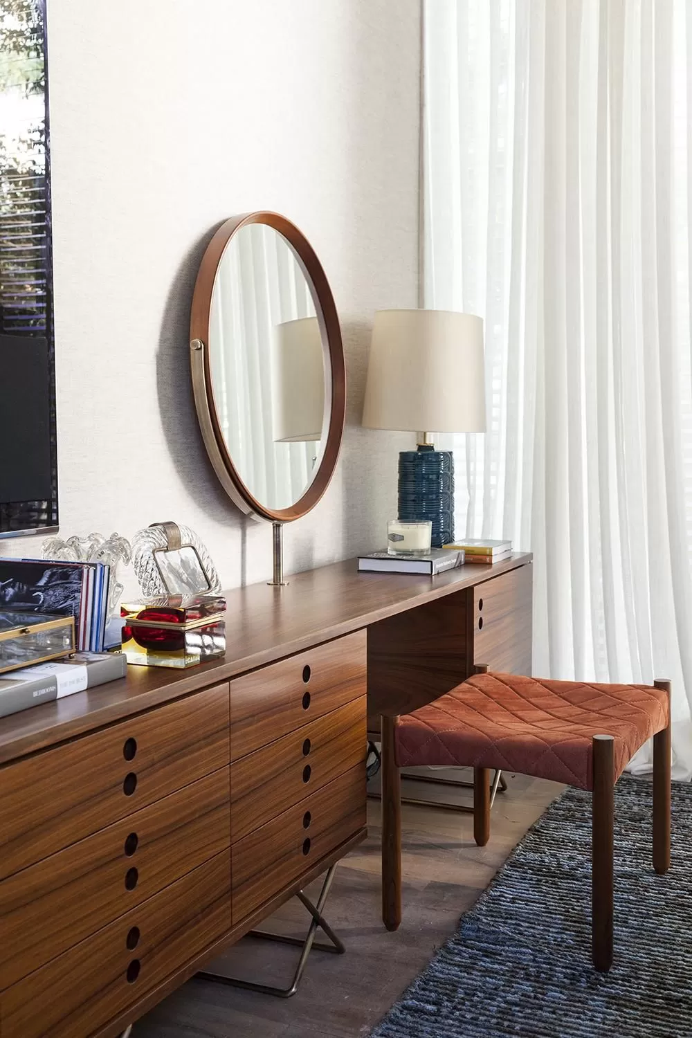 espelho redondo em quarto