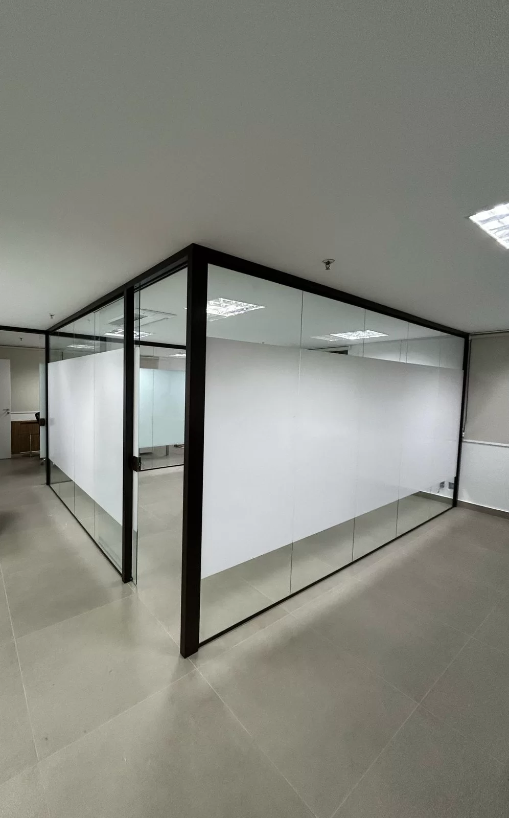 Divisórias em Vidro Decorativo (Jateado, Acidato, Serigrafado e Adesivado)